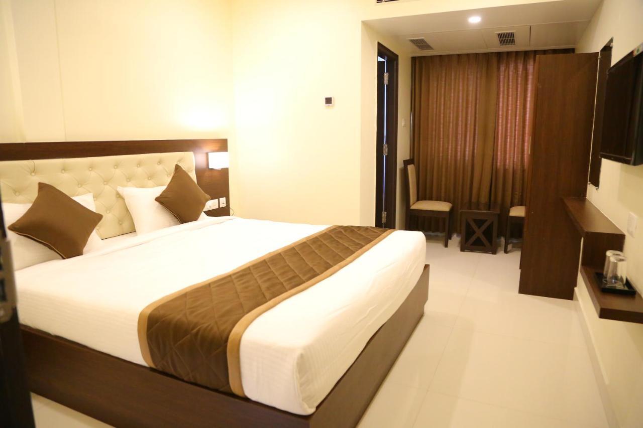 Vsr Grand Hotell Madanapalle Eksteriør bilde