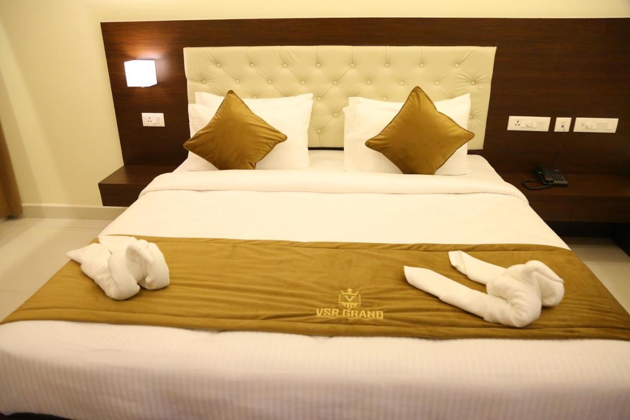 Vsr Grand Hotell Madanapalle Eksteriør bilde