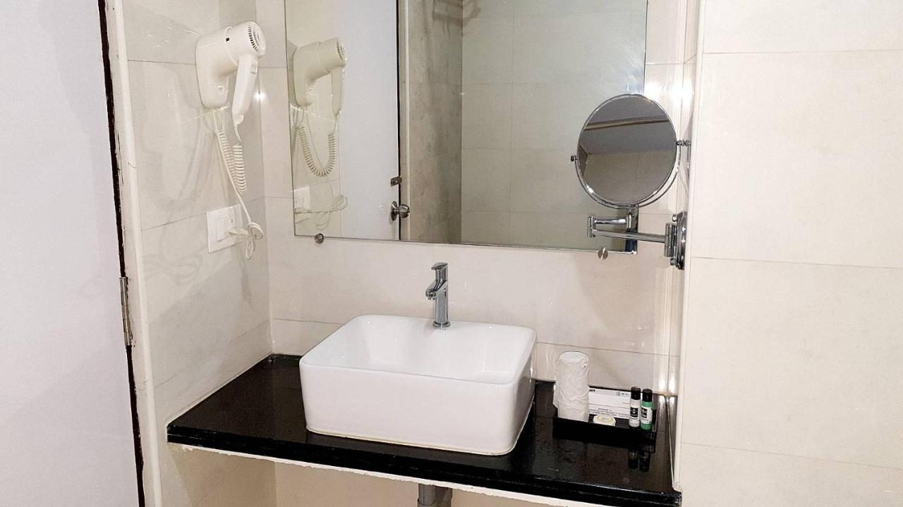 Vsr Grand Hotell Madanapalle Eksteriør bilde